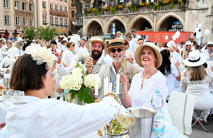Diner en Blanc auf dem Marienplatz am 22.07.2025 (©Foto: Ingrid Grossmann) 